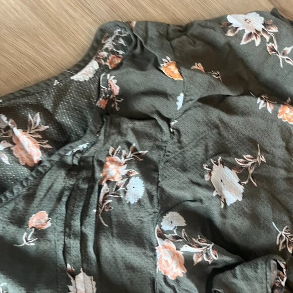 ** Torrid Flutter Sleeve Blouse Green Floral Size 2 - Picture 9 of 9